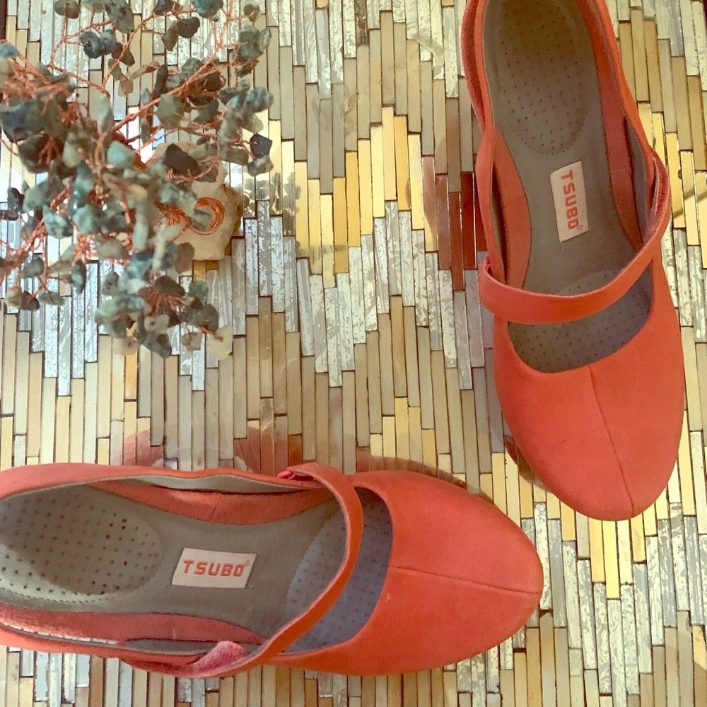 Comfortable TSUBO peach Mary Jane short heel..
